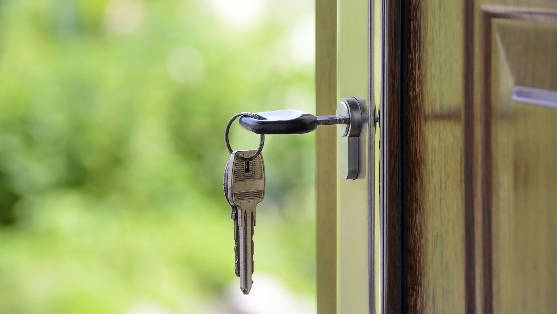 Nyckel i lås där man behöver byta lås i Göteborg