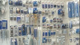 Nycklar, lås, cylindrar och tillbehör hänger på en vägg i en låsbutik i Göteborg