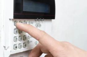 En man som knappar in kod på ett lås- och passersystem.