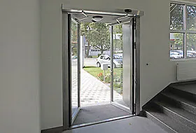 Dörrar som styrs via dörrautomatik.